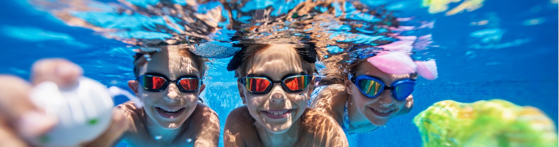 kids-playing-underwater-during-summer-easter.jpg1900x500