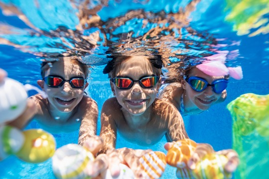 kids-playing-underwater-during-summer-easter.jpg540x360